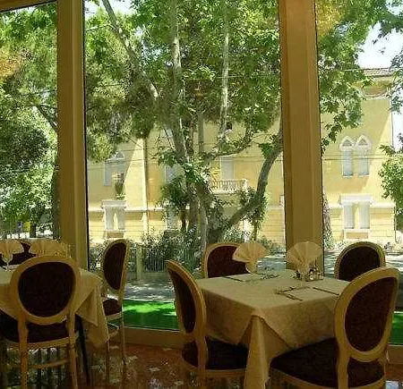 غاليا بالاس 4*